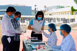 Lãnh đạo UBND phường An Nhơn Bắc thăm, động viên đội lấy mẫu ADN tại Nghĩa trang Nhơn Hạnh 