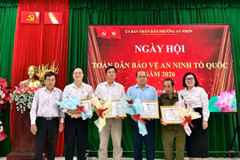 4 tập thể có thành tích xuất sắc trong phong trào toàn dân bảo vệ an ninh Tổ quốc được nhận giấy khen của Chủ tịch UBND phường An Nhơn. Ảnh: Hoài An
