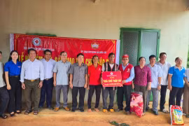Bàn giao nhà cho ông Siu A (làng Krai). Ảnh: Đinh Yến