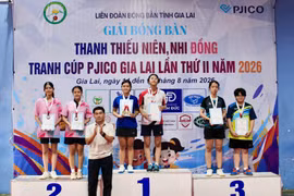 ông Hà Quang Tuấn, Phó Chủ tịch Liên đoàn Bóng bàn tỉnh Gia Lai, Trưởng Ban Tổ chức giải trao giải cho các vận động viên xuất sắc. Ảnh: M.V