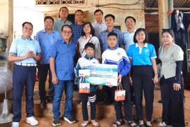 Tại xã Kon Gang, Ban Tổ chức trao 2 suất học bổng, mỗi suất trị giá 5 triệu đồng cho học sinh dân tộc thiểu số vượt khó học giỏi. Ảnh: Đ.Y