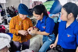 Tại các chợ, thành viên Tổ Công nghệ số cộng đồng đã trực tiếp đến từng quầy hàng, lô, sạp để hướng dẫn tiểu thương và người dân cách kết nối, sử dụng mạng Wifi công cộng miễn phí trên điện thoại thông minh. Ảnh: Đ.Y