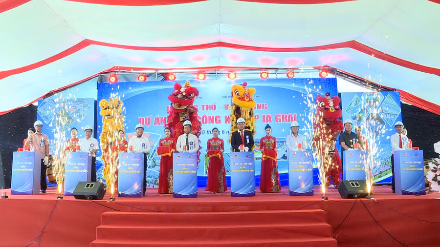 Các đại biểu thực hiện nghi thức động thổ, khởi công Dự án Cụm công nghiệp Ia Grai. Ảnh: Huy Toàn