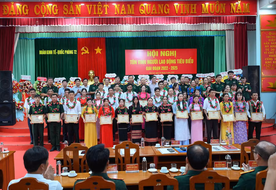 3-trao-giay-khen-cho-40-ca-nhan-co-thanh-tich-xuat-sac-tieu-bieu.jpg