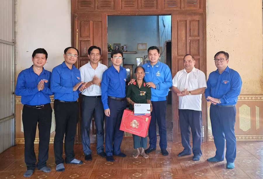 tham-trao-qua-cho-thuong-binh-co-hoan-canh-kho-khan-xa-ia-dom-the-hien-long-tri-an-sau-sac-doi-voi-nguoi-co-cong-voi-cach-mang.jpg
