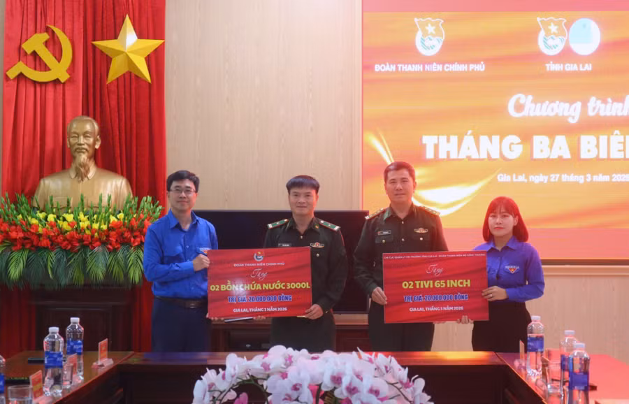 tham-va-tang-qua-cho-can-bo-chien-si-don-bien-phong-cua-khau-quoc-te-le-thanh-xa-ia-dom.jpg