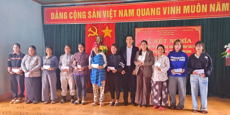 trao-tang-qua-cho-cac-ho-kho-khan-cua-lang-anh-huy-toan.jpg