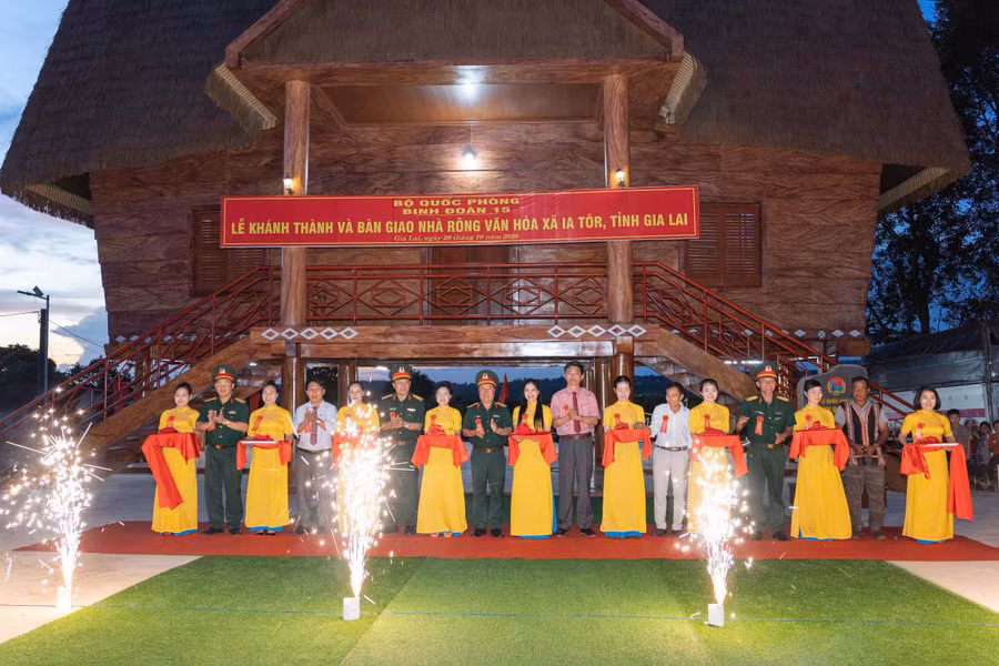 cac-dai-bieu-cat-bang-khanh-thanh-cong-trinh-nha-rong-van-hoa-xa-ia-tor.jpg