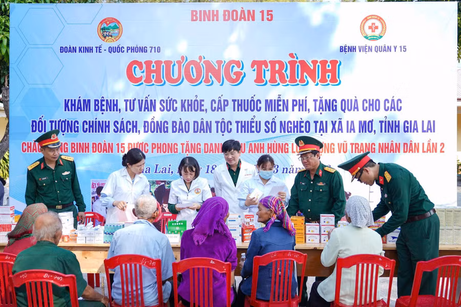 hoat-dong-nham-chao-mung-binh-doan-15-vinh-du-duoc-dang-nha-nuoc-phong-tang-danh-hieu-anh-hung-luc-luong-vu-trang-nhan-dan-lan-thu-hai.jpg