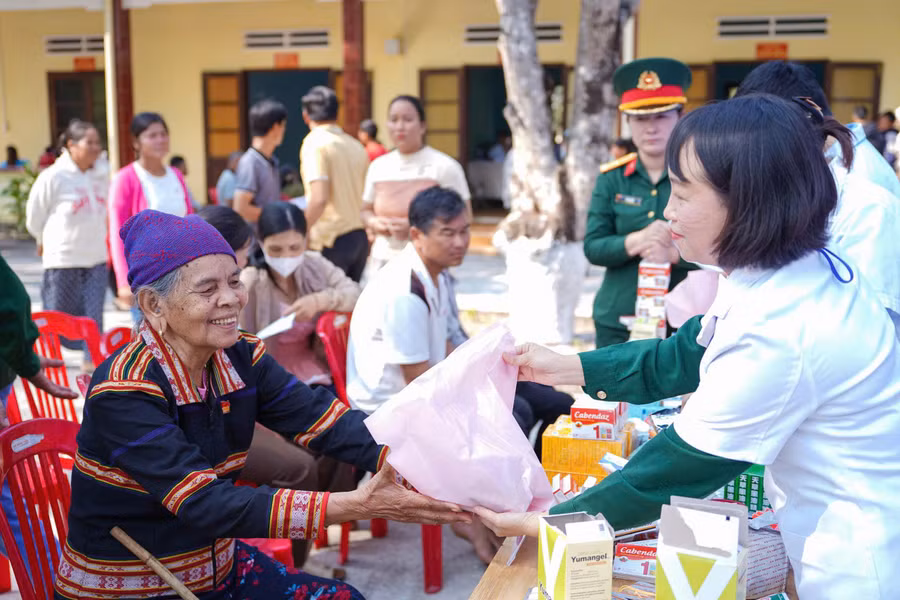 hoat-dong-the-hien-trach-nhiem-tinh-cam-cua-can-bo-chien-si-binh-doan-15-doi-voi-dong-bao-noi-don-vi-dung-chan.jpg
