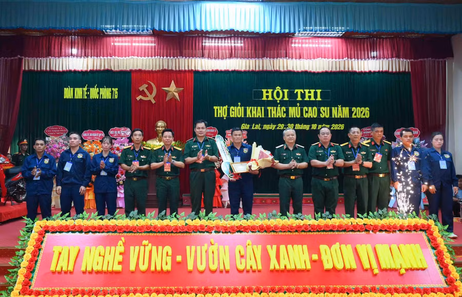 thieu-tuong-hoang-van-sy-tu-lenh-binh-doan-15-cung-ban-chi-huy-doan-kt-qp-715-chuc-mung-doi-18-va-tuyen-thu-nguyen-chi-cuong-gianh-giai-nhat-ca-nhan-va-danh-hieu-ban-tay-vang.jpg