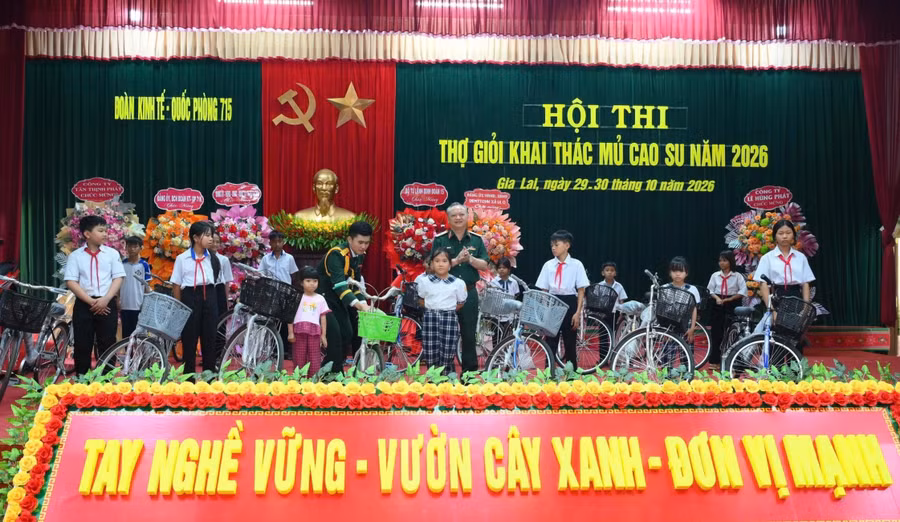 thieu-tuong-hoang-van-sy-tu-lenh-binh-doan-15-trao-tang-xe-dap-cho-cac-em-hoc-sinh-la-con-cua-nguoi-lao-dong-co-hoan-canh-kho-khan-trong-don-vi.jpg