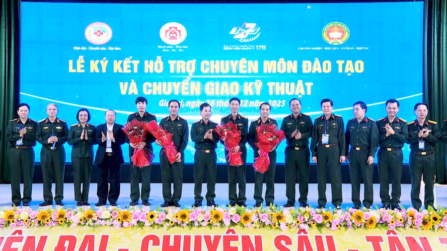thu-truong-bo-tu-lenh-quan-doan-34-tang-hoa-cac-benh-vien-va-giao-nhiem-vu-cho-benh-vien-quan-y-211-anh-manh-ha.jpg