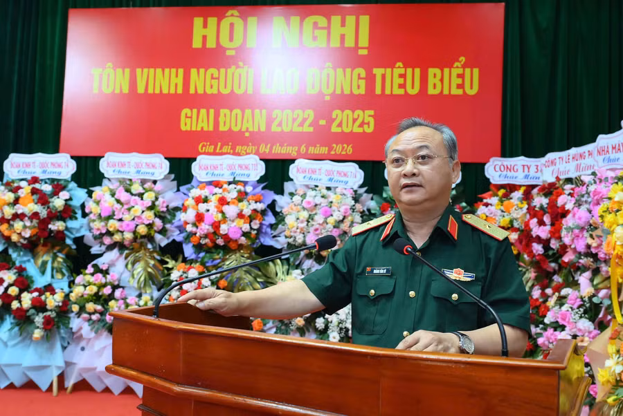 1-thieu-tuong-hoang-van-sy-tu-lenh-binh-doan-15-phat-bieu-tai-hoi-nghi.jpg