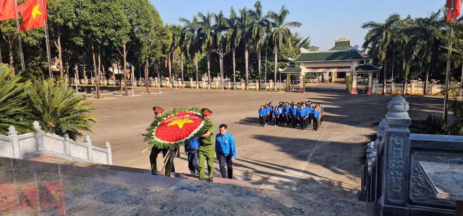 le-dang-hoa-dang-huong-tri-an-cac-anh-hung-liet-si-tai-nghia-trang-liet-si-duc-co.jpg