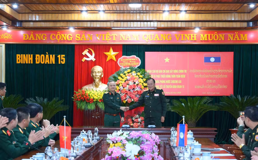 thieu-tuong-hoang-van-sy-tu-lenh-binh-doan-15-tang-hoa-chuc-mung-dai-ta-kham-hang-xay-mung-khun-duoc-bo-nhiem-cuc-truong-cuc-xay-dung-co-so-thuoc-tong-cuc-chinh-tri-quan-doi-nhan-dan-lao.jpg