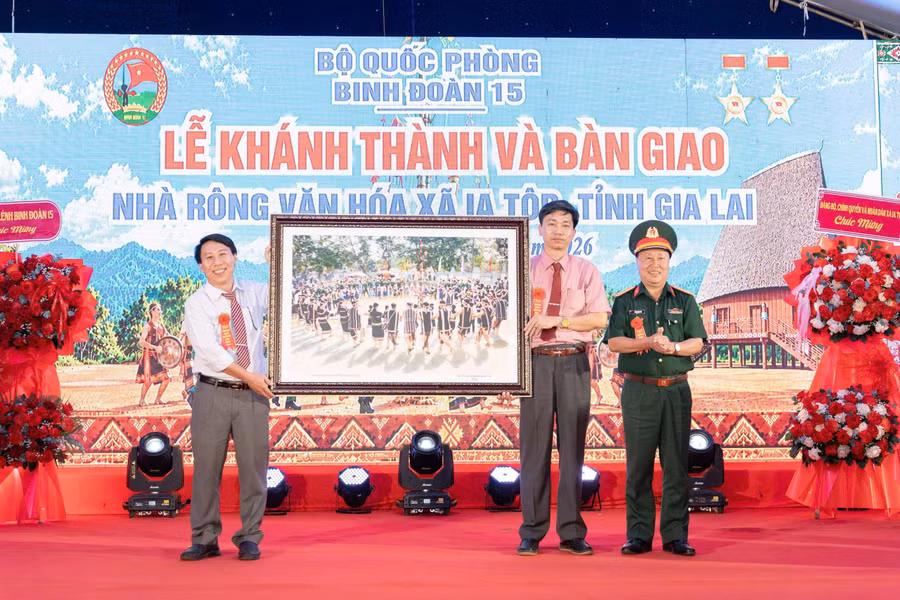 dai-ta-tran-ngoc-hai-pho-tu-lenh-kiem-tham-muu-truong-binh-doan-15-bia-phai-tang-qua-luu-niem-cho-xa-ia-tor.jpg