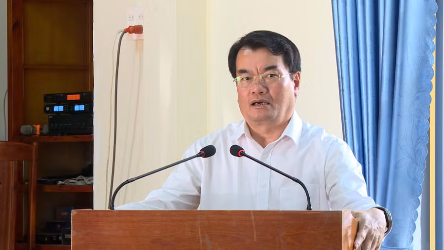 bi-thu-dang-uy-chu-tich-hdnd-xa-ia-hrung-tong-thoi-moc-phat-bieu-giao-nhiem-vu-tai-hoi-nghi.jpg