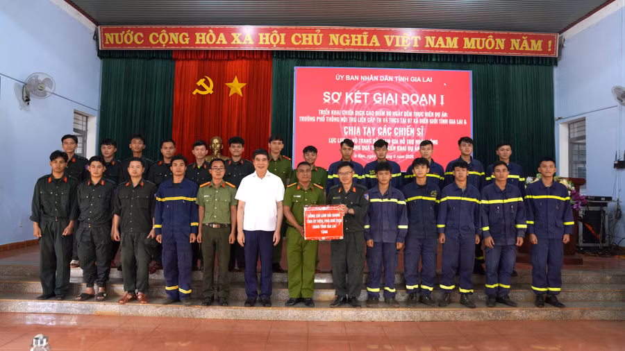 pho-chu-tich-ubnd-tinh-lam-hai-giang-tang-qua-chup-anh-luu-niem-cung-can-bo-chien-si-tham-gia-chien-dich-cao-diem-90-ngay-dem-ho-tro-xay-dung-truong-hoc-tai-xa-bien-gioi-ia-nan.jpg