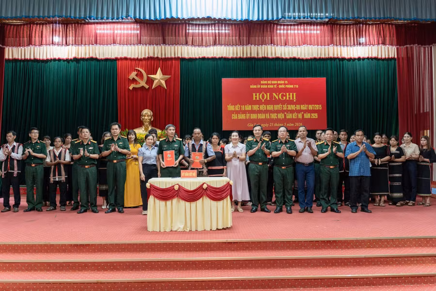 cac-dai-bieu-chung-kien-va-chuc-mung-cac-cap-ho-ky-ket-gan-ket-ho-nam-2026.jpg