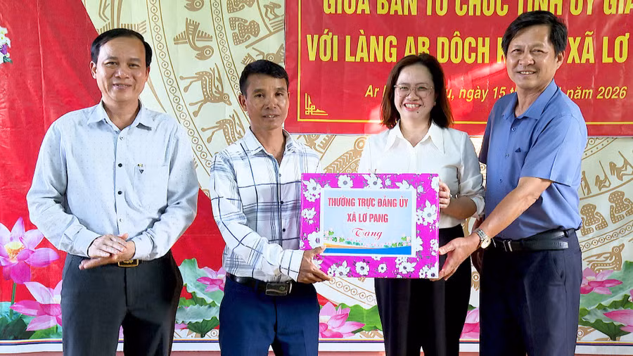 dang-uy-hdnd-ubnd-xa-lo-pang-cung-trao-qua-dong-vien-lang-ar-doch-ko-tu.jpg