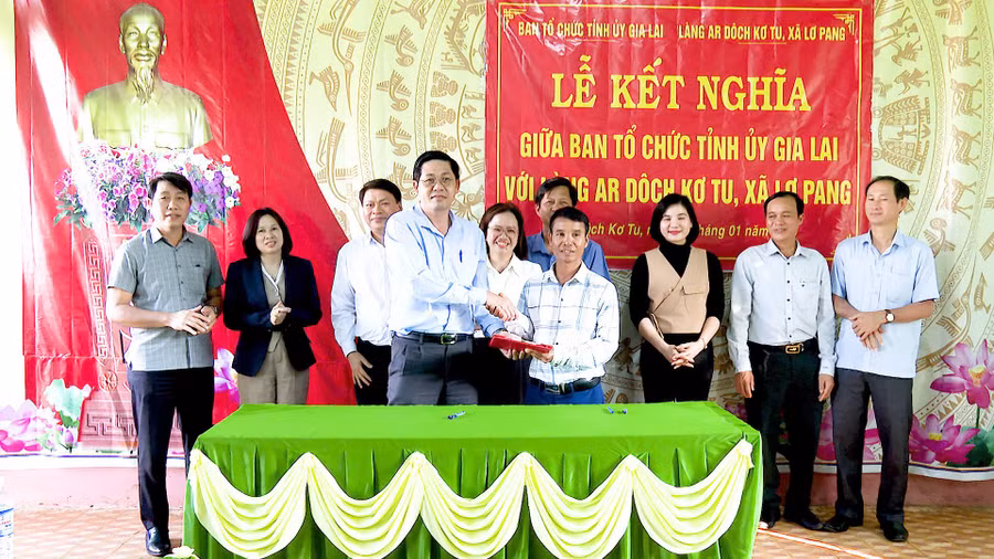 le-ket-nghia-nham-tang-cuong-tinh-doan-ket-gan-bo-giua-ban-to-chuc-tinh-uy-gia-lai-voi-lang-ar-doch-ko-tu.jpg