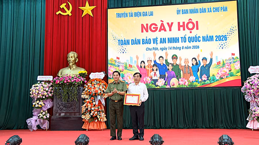 dai-ta-nguyen-ngoc-son-pho-giam-doc-cong-an-tinh-trao-giay-khen-cho-tap-the-truyen-tai-dien-gia-lai.jpg
