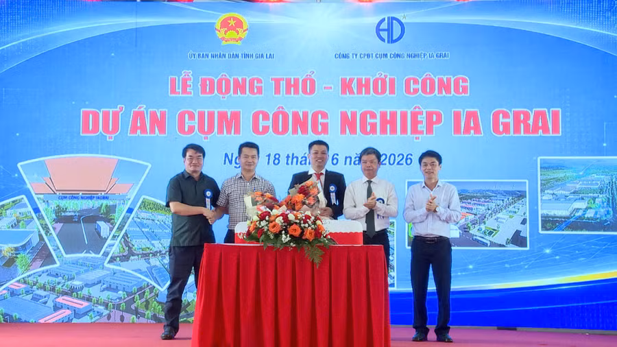 Chủ đầu tư ký kết hợp tác với các đối tác chiến lược, dưới sự chứng kiến của lãnh đạo địa phương. Ảnh: Huy Toàn
