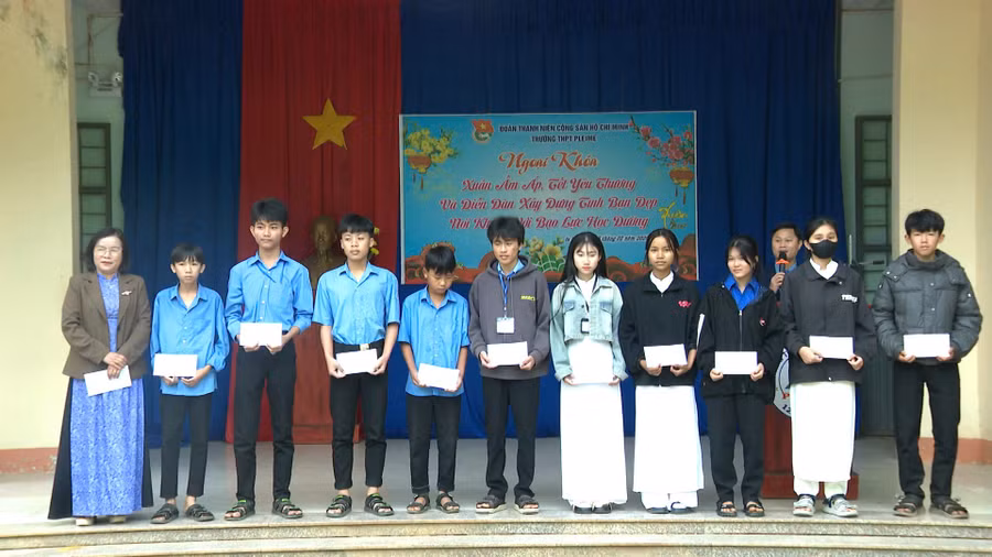 trao-tang-22-suat-qua-tet-cho-hoc-sinh-co-hoan-canh-kho-khan.jpg