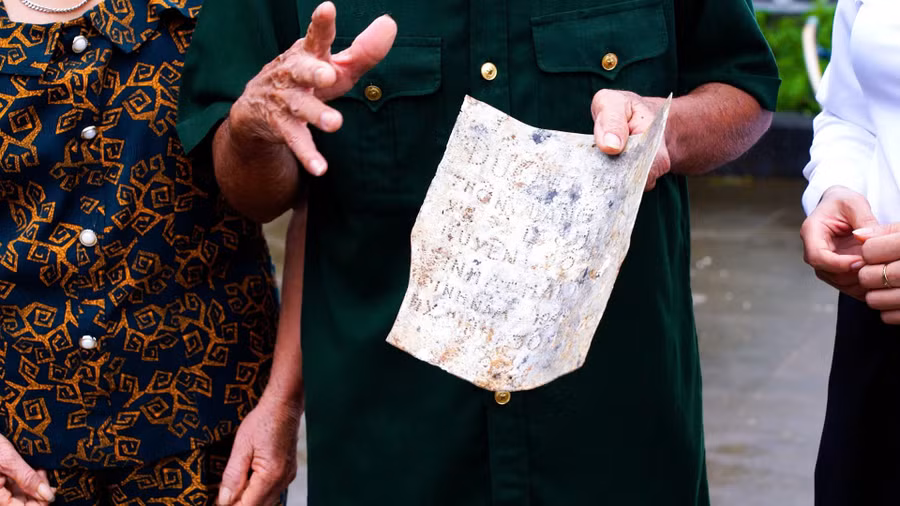 di-vat-bang-nhom-mau-trang-khac-ten-que-quan-nam-sinh-va-ngay-hy-sinh-duoc-phat-hien-trong-qua-trinh-khai-quat-mo-liet-si-tai-nghia-trang-liet-si-tinh-gia-lai.jpg