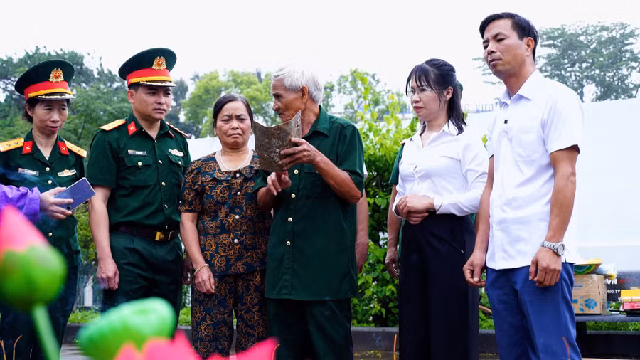 cuu-chien-binh-le-van-thuan-thu-3-tu-phai-sang-nguoi-truc-tiep-chon-cat-va-khac-thong-tin-len-tam-nhom-xem-lai-di-vat-sau-gan-50-nam.jpg