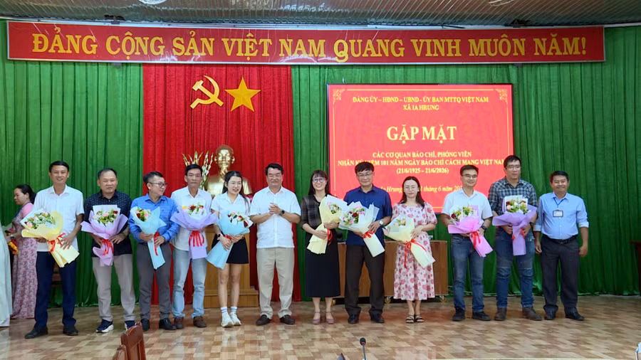 lanh-dao-xa-ia-hrung-da-tang-hoa-chuc-mung-cac-co-quan-bao-chi-nha-bao-phong-vien.jpg