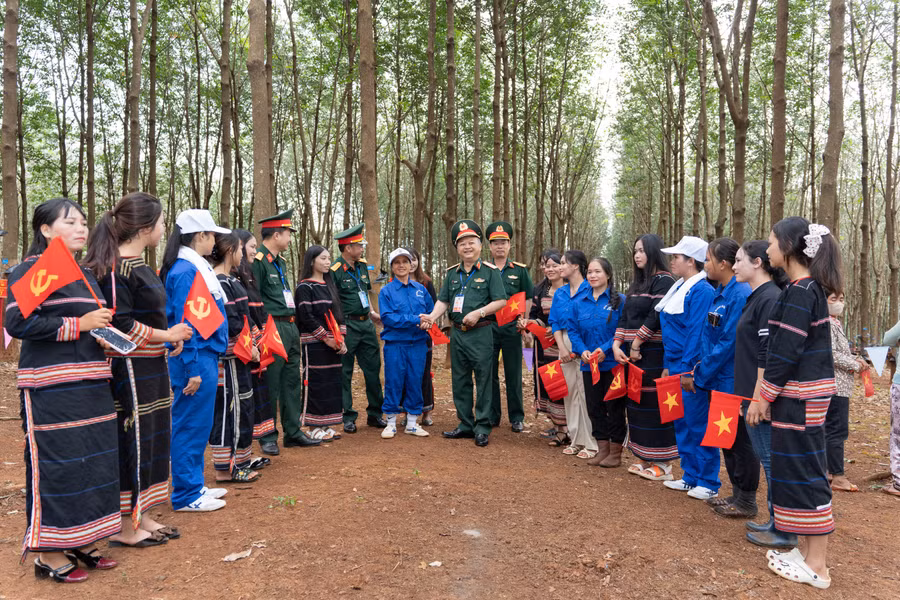 thieu-tuong-hoang-van-sy-tu-lenh-binh-doan-15-tro-chuyen-dong-vien-cong-nhan-cao-mu-cao-su.jpg