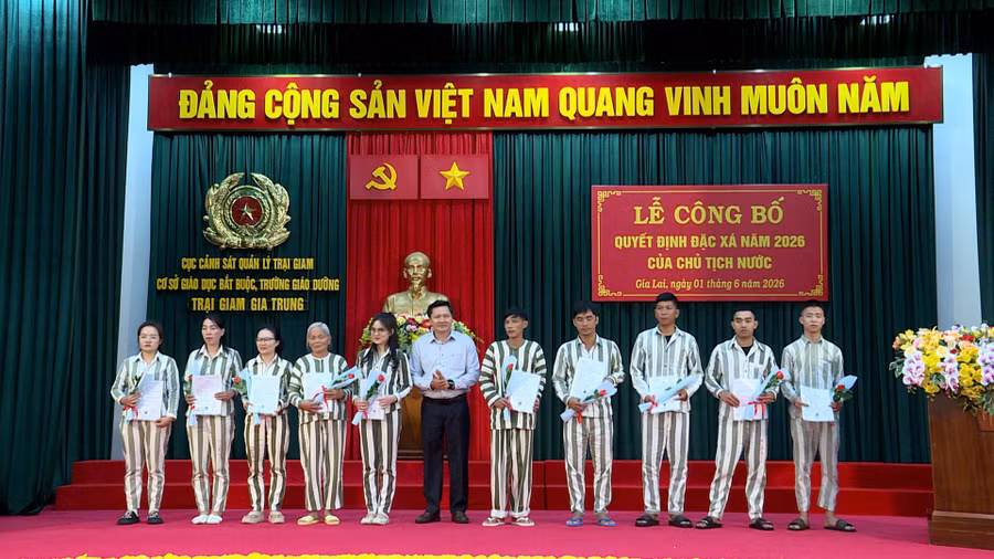 trao-hoa-va-giay-chung-nhan-cho-pham-nhan-du-dieu-kien-dac-xa-nam-2026.jpg