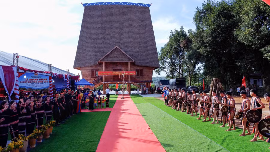 dan-lang-doan-ket-okly-mua-xoang-dien-tau-cong-chieng-mung-khanh-thanh-nha-rong-van-hoa.jpg