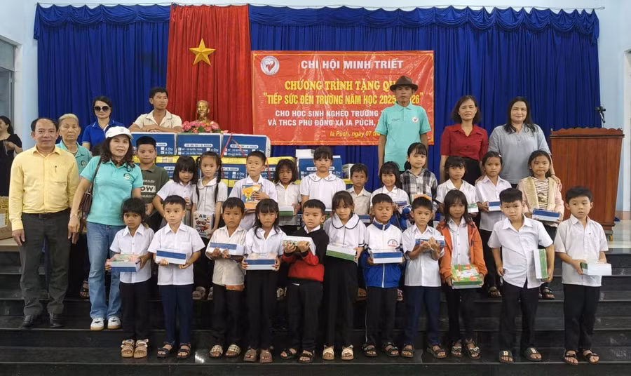 hoc-sinh-truong-tieu-hoc-phu-dong-nhan-448-suat-qua-anh-manh-ha-1239.jpg