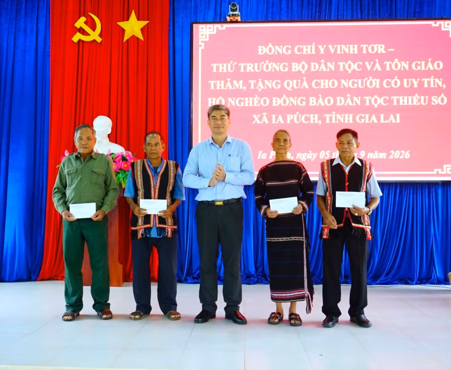 thu-truong-y-vinh-tor-tham-tang-qua-nguoi-co-uy-tin-tai-xa-bien-gioi-ia-puch.jpg