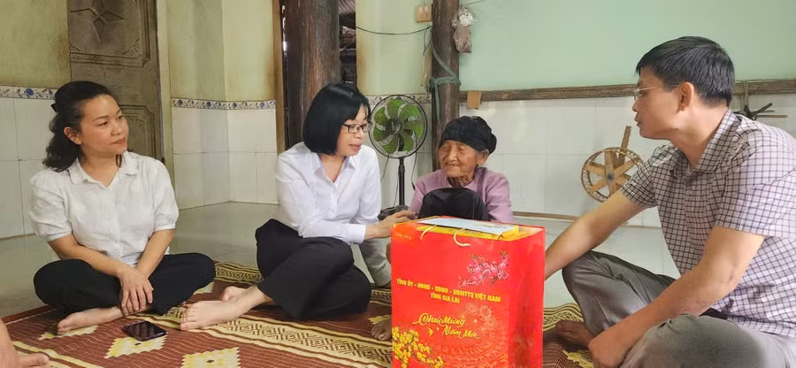pho-chu-tich-ubnd-tinh-nguyen-thi-thanh-lich-tham-chuc-tet-ho-ba-ksor-hb-rai-buon-thim-xa-phu-tuc.jpg