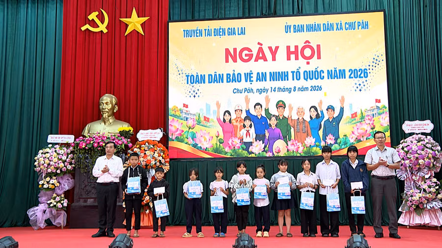 truyen-tai-dien-gia-lai-trao-qua-ho-tro-hoc-sinh-co-hoan-canh-kho-khan-tren-dia-ban-xa-chu-pah.jpg