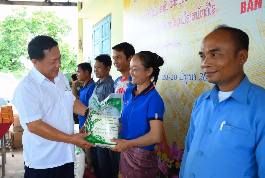 2-trung-ta-nguyen-tat-dan-pho-giam-doc-cong-ty-hop-tac-kinh-te-385-trao-qua-tang-nguiowif-lao-dong-va-nhan-dan-nuoc-ban-lao.jpg