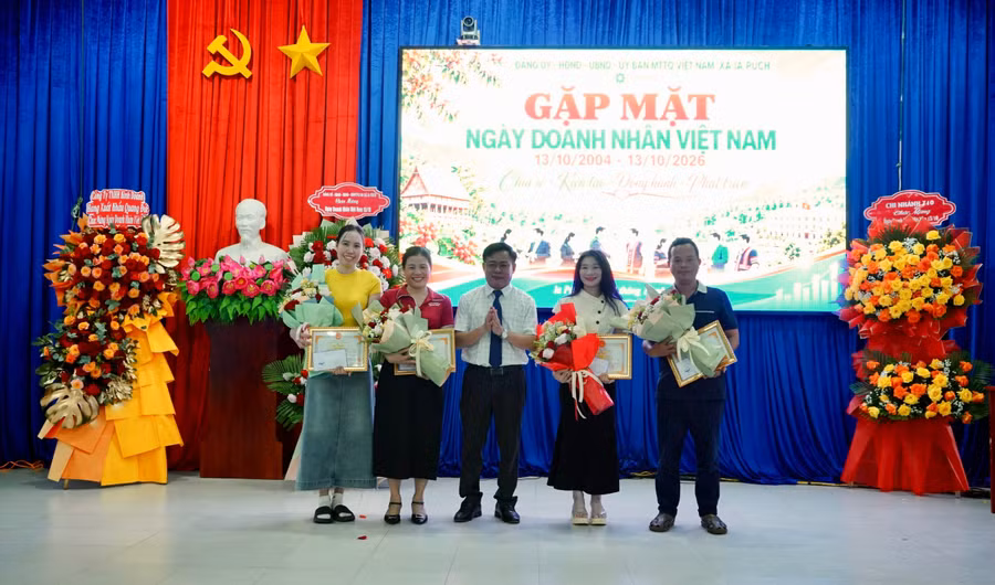 UBND xã Ia Púch khen thưởng các hộ kinh doanh tiêu biểu. Ảnh: Huy Toàn
