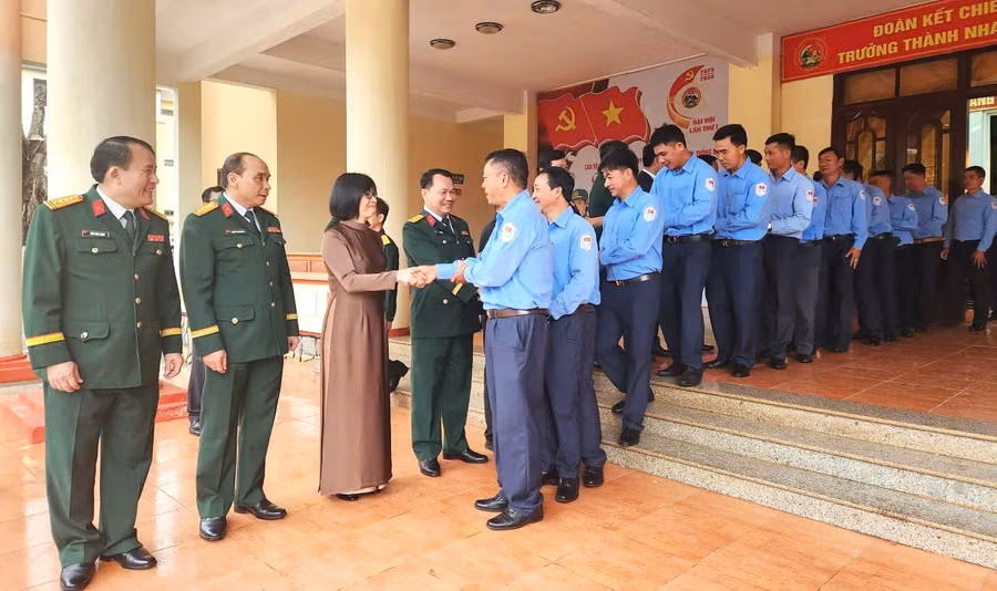 le-tien-can-bo-chien-si-doi-k52-xuat-quan-lam-nhiem-vu-tim-kiem-quy-tap-hai-cot-liet-si-hy-sinh-tai-campuchia.jpg
