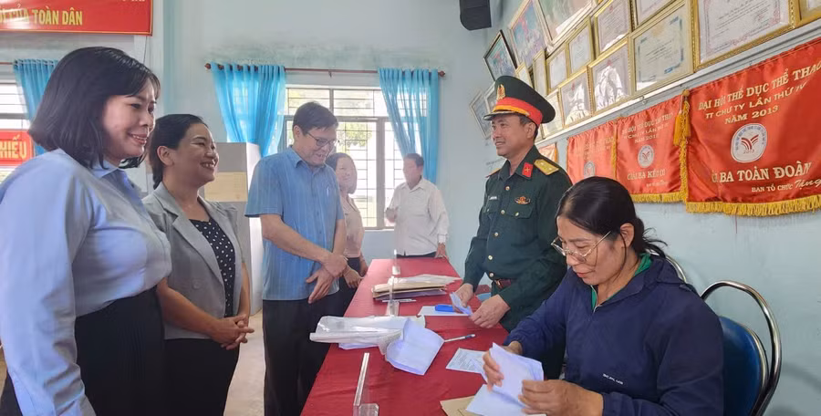 dai-ta-nguyen-the-vinh-thu-hai-tu-phai-qua-trao-doi-dong-vien-cac-to-bau-cu-trong-qua-trinh-kiem-tra-cong-tac-chuan-bi-bau-cu.jpg
