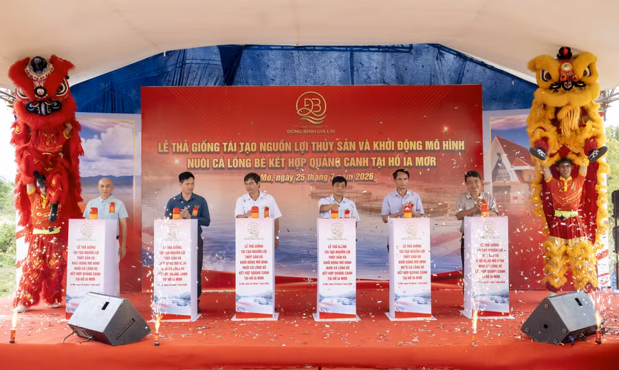 cac-dai-bieu-da-thuc-hien-nghi-thuc-bam-nut-khoi-dong-mo-hinh-nuoi-ca-long-be-ket-hop-quang-canh-va-tha-giong-xuong-ho-ia-mor.jpg