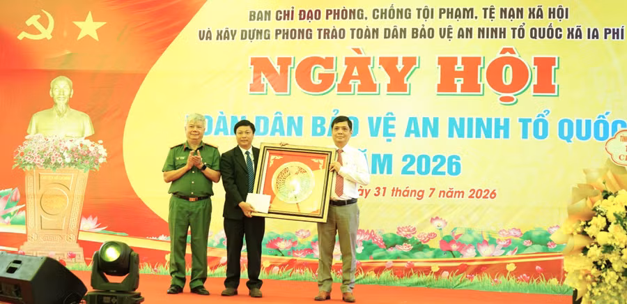 dai-ta-le-hong-thai-pho-giam-doc-cong-an-tinh-gia-lai-trao-qua-chuc-mung-ngay-hoi.jpg