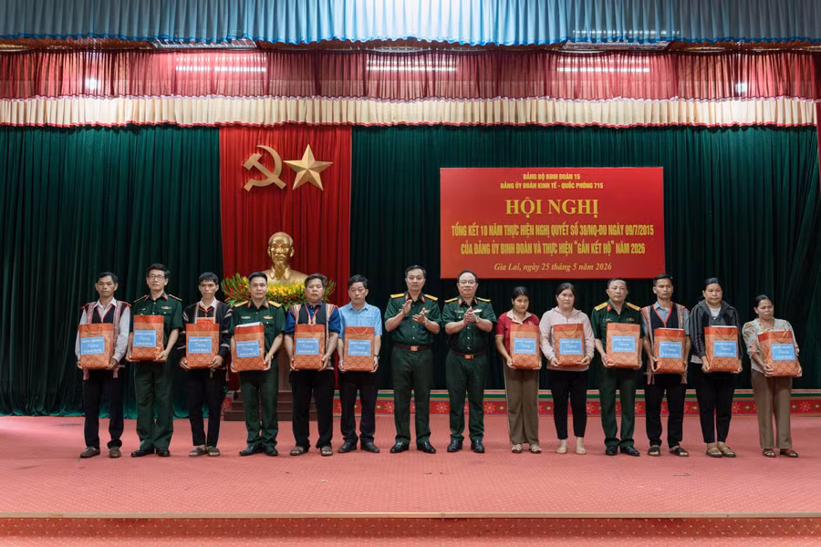 dai-ta-dang-quang-dung-chu-nhiem-chinh-tri-binh-doan-15-va-thuong-ta-huynh-xuan-phuoc-doan-truong-doan-kt-qp-715-trao-qua-tang-cac-cap-ho-gan-ket.jpg