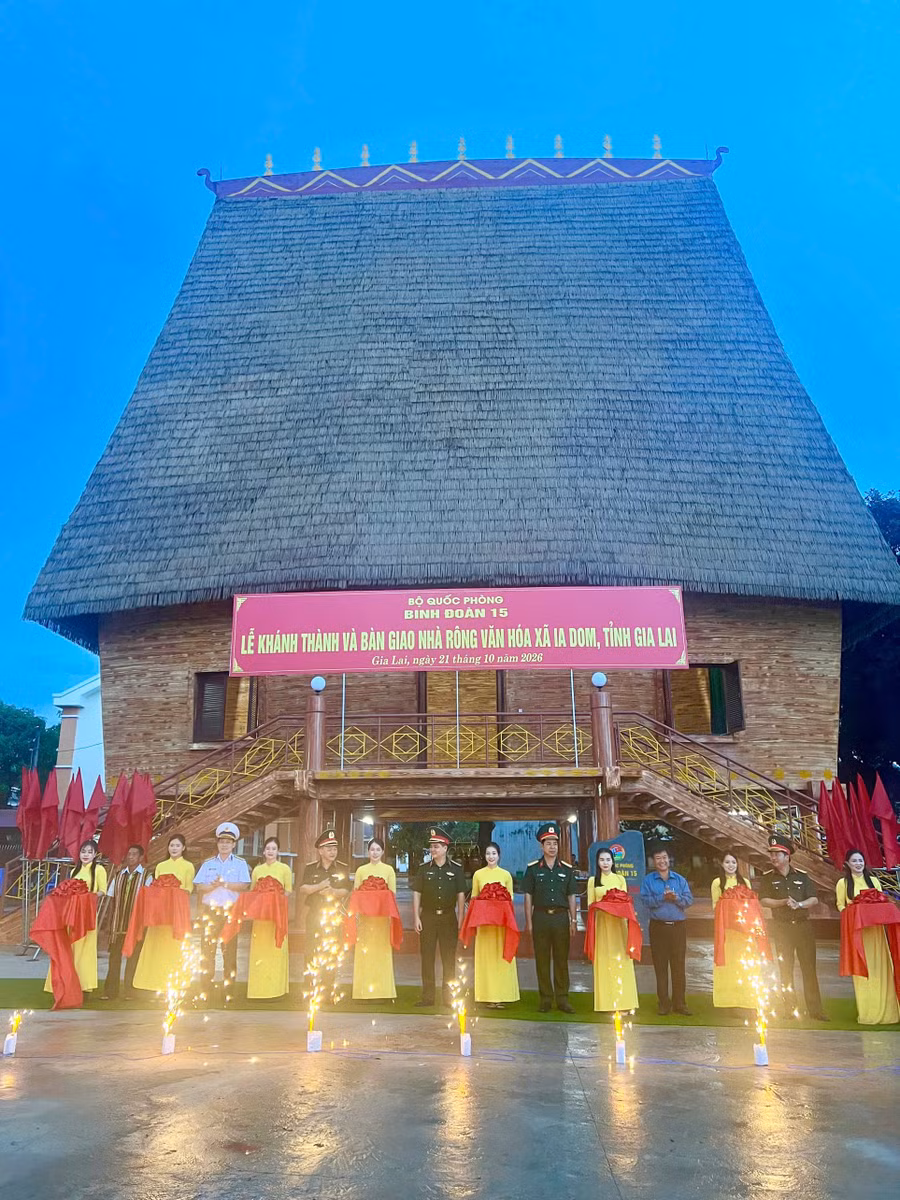 cac-dai-bieu-cat-bang-khanh-thanh-va-ban-giao-nha-rong-van-hoa-xa-ia-dom.jpg