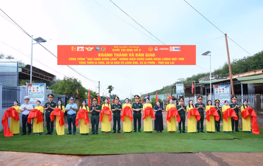 cac-dai-bieu-cat-bang-khanh-thanh-ban-giao-cong-trinh-sao-sang-buon-lang-tai-thon-ia-chia-xa-ia-nan-va-lang-bua-xa-ia-pnon.jpg