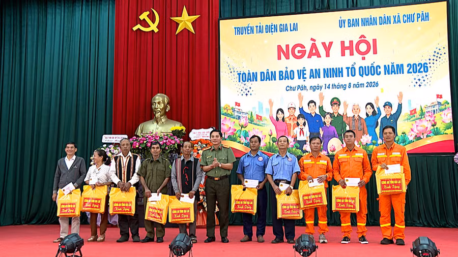 giam-doc-cong-an-tinh-bieu-duong-10-ca-nhan-tieu-bieu-trong-phong-trao.jpg