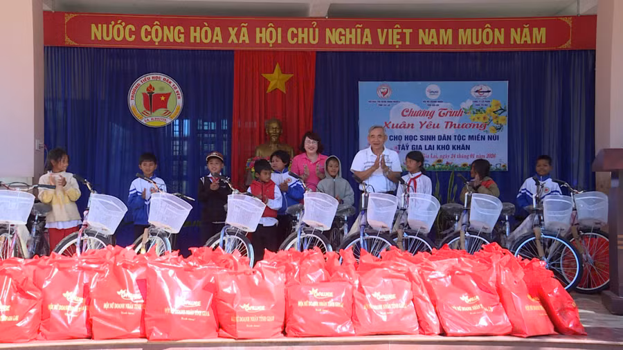 1-trao-tang-xe-dap-cho-hoc-sinh-ngheo-truong-tieu-hoc-dak-to-ve.jpg